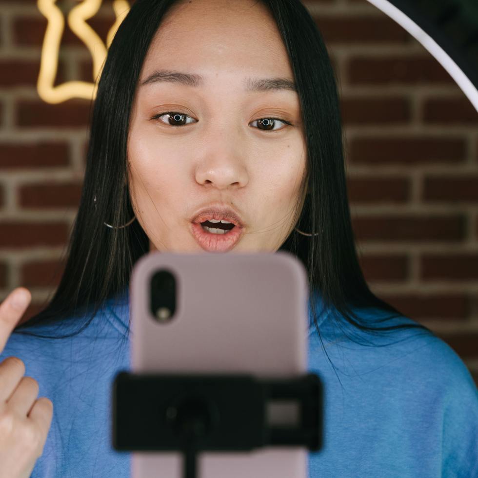 influencer recording video on the phone.